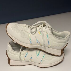 New Balance 327 Big Kids/Women Sneakers in White and Iridescent